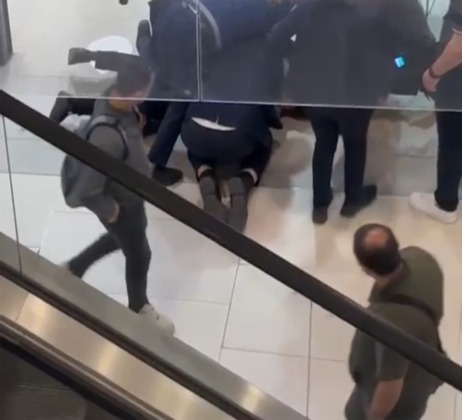 Hastanede kendine jiletle zarar verdi