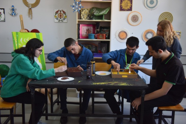 İyilik engelleri aşıyor