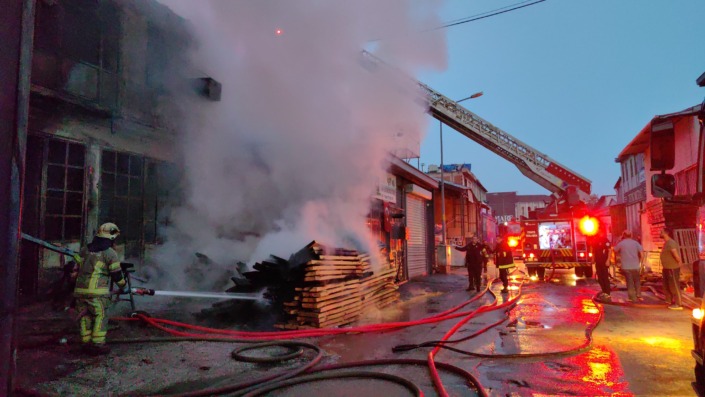 Bursa’da 2 katlı mobilya imalathanesinde yangın