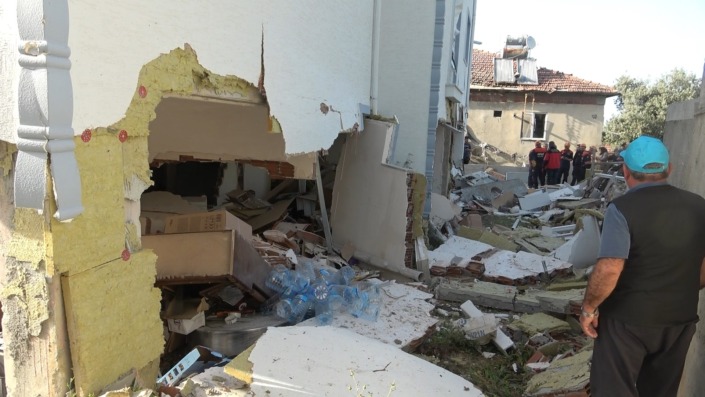 Ev sahibi ile tartışan kiracı doğalgazı açıp apartmanı havaya uçurdu