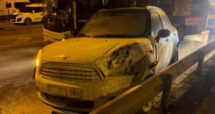 Bursa’da kontrolden çıkan araç önce bariyere sonra otomobile çarptı
