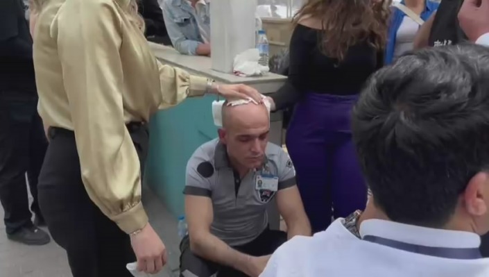 Hem bedava binmeye çalıştılar hem de güvenlikçiyi dövdüler…