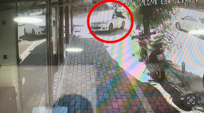 Yolun karşısına geçen otomobil yayaya çarptı