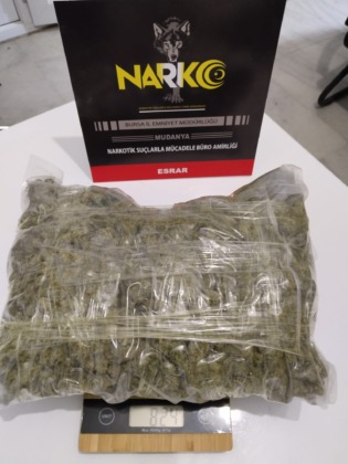 Bursa’da polislerden kaçmaya çalışan sürücünün üzerinde 824 gram esrar ele geçirildi