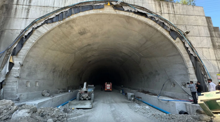 Trabzon’da tünel inşaatında iskele çöktü