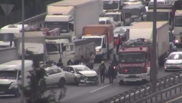 TEM Otoyolu’nda 10 araç birbirine girdi