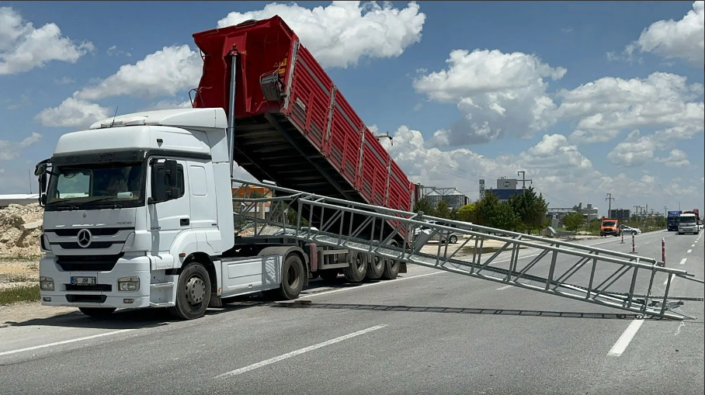 Konya’da bir TIR’ın açık kalan dorsesi, EDS sistemini devirdi