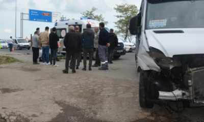 İşçileri taşıyan servis minibüsü kaza yaptı