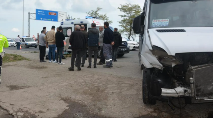 İşçileri taşıyan servis minibüsü kaza yaptı
