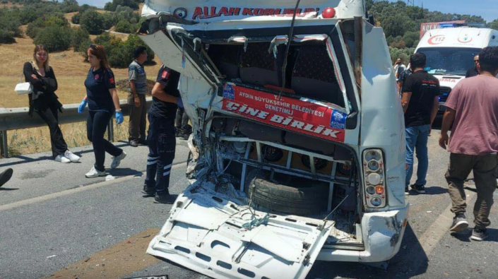 Midibüs, yolcu minibüsüne arkadan çarptı