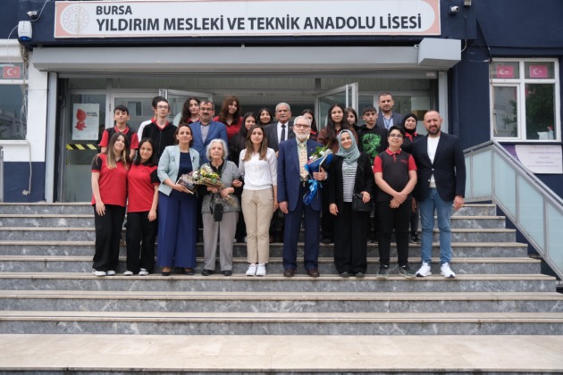 Huzurevindeki Emekli Öğretmenlerden Anlamlı Ziyaret