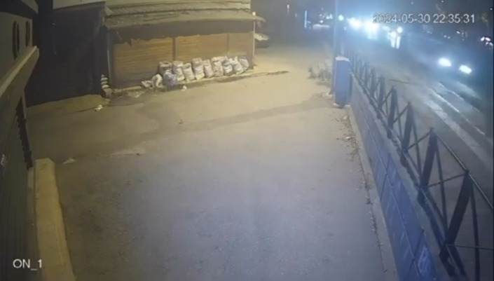 Kontrolden çıkan otomobil ağaca çarptı, yaya ezilmekten son anda kurtuldu