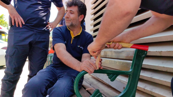 Hastane önünde itfaiye ekiplerinden çivi çıkarma operasyonu