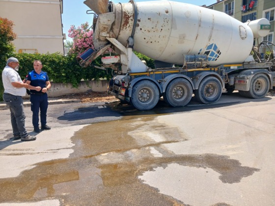 Gemlik’te sokağa beton döken firmaya ceza kesildi