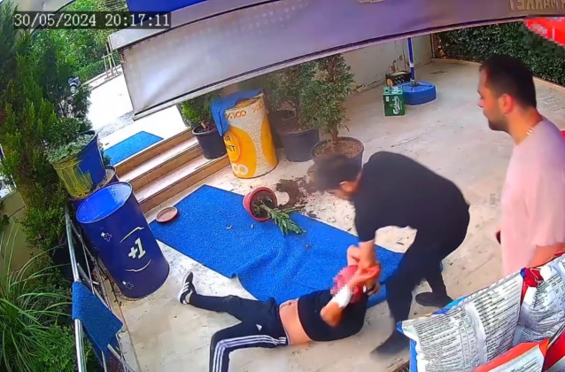 Bıçakla saldıran alkollü şahsa marketçi keser sapı ile cevap verdi