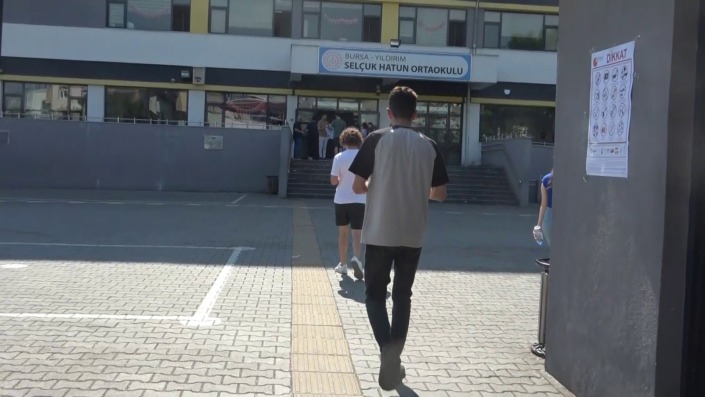 Bursa’da geç kalan öğrencileri motosikletli polisler yetiştirdi