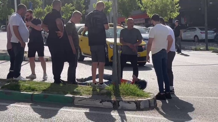 Ticari taksi motosiklete çarptı