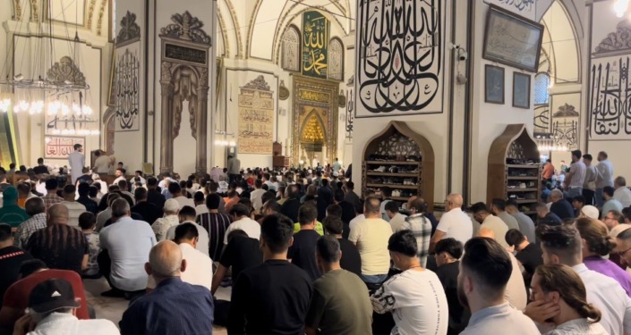 Bursa’da vatandaşlar, bayram namazı için Ulu Cami’ye akın etti