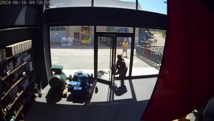 Zorla girdiği dükkandan, kendi dükkanıymış gibi çıktı