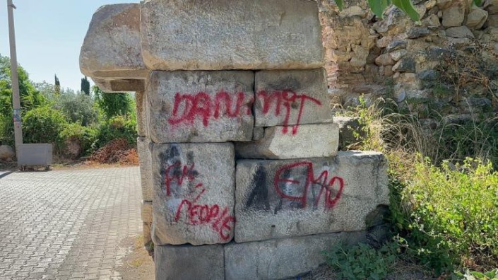 Bursa’da 2 bin yıllık tarihi surlara sprey boya ile yazı yazdılar