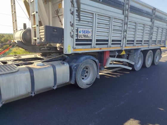 Otomobil kamyona arkadan çarptı