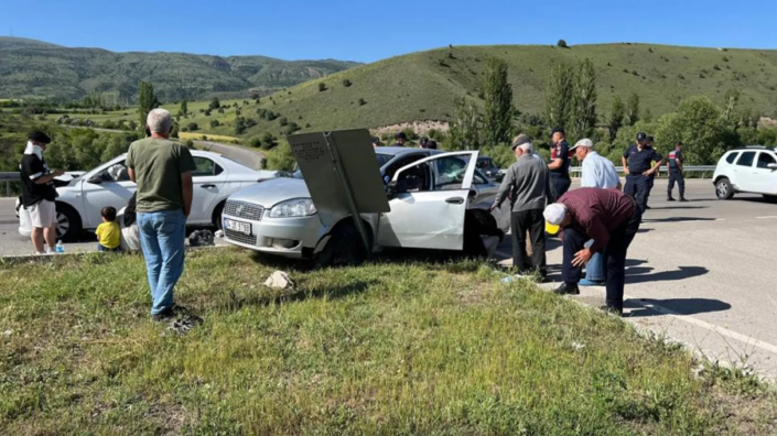 İki otomobil çarpıştı!