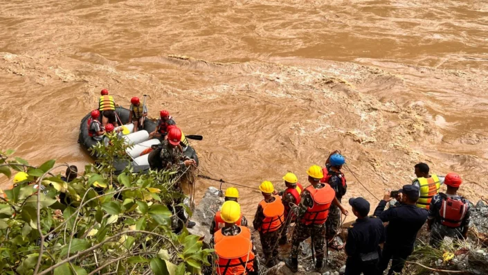 2 otobüs nehre yuvarlandı