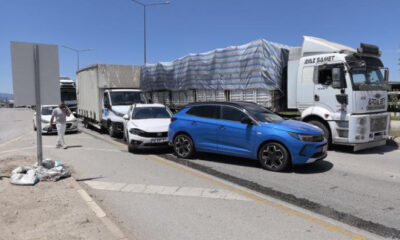 Trafikte 4 araç çarpıştı: 2 yaralı