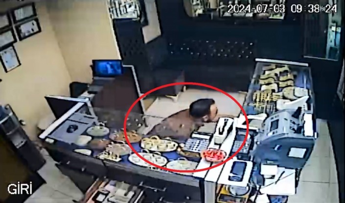 Kuyumcu çetin ceviz çıktı, soyguncuyu dükkana sokmadı