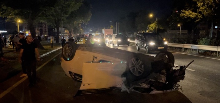 Makas atan otomobil taksiyle çarpıştı: 1’i ağır 3 yaralı