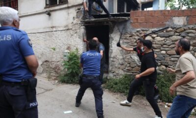 Çöp evde yaşayan akli dengesi yerinde olmayan şahıs, kendisini ikna etmeye gelen polisi bıçakladı