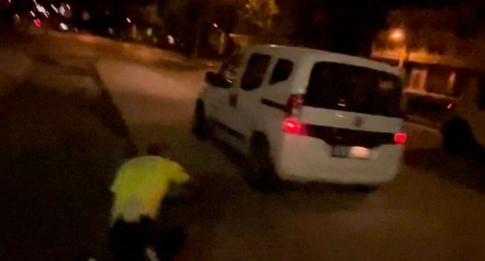 Ehliyetsiz sürücü tersten geldi, trafik polisini ezdi