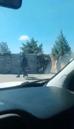 Bursa’da direksiyon hakimiyetini kaybeden minibüs devrildi