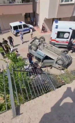 Bursa’da virajı alamayan araç site bahçesine uçtu : 3 yaralı