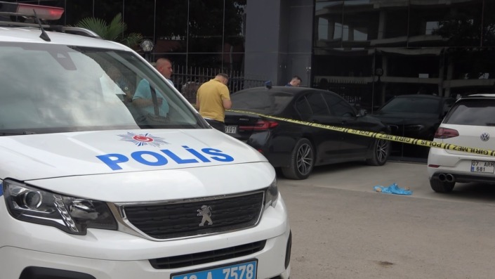 Boşanma davası sonrası eski eşini bacağından vurdu