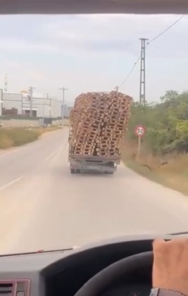 Bursa’da tehlikeli palet taşımacılığı kamerada