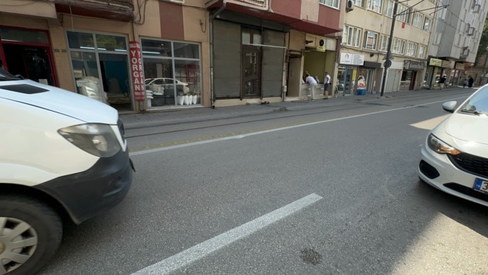 Yağmurun şiddetini çekerken az kalsın motokuryenin öldüğü kazayı çekecekti