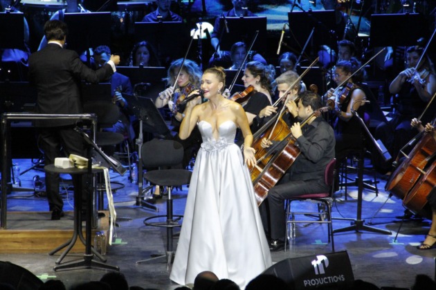 Şevval Sam ve Pera Flarmoni Orkestrası Bursalıları büyüledi