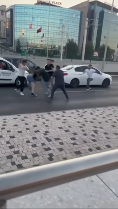 Trafik tartışması, baltalı, yumruklu kavgaya dönüştü