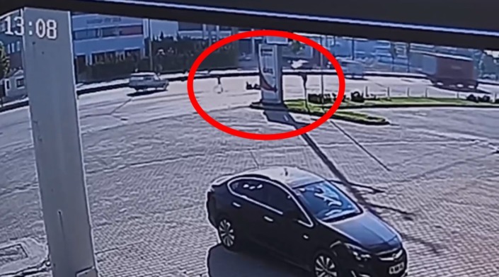 Bursa’da feci motosiklet kazası kamerada: 3 yaralı