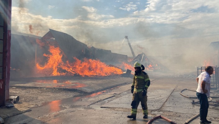 Başkan Özel: “Kereste fabrikasındaki yangını kontrol altına alma çalışmaları sürüyor”