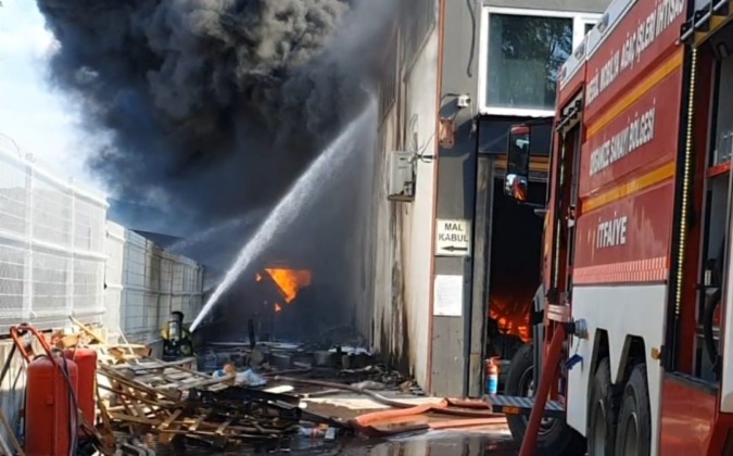 Sandalye fabrikasındaki yangının boyutu dron ile görüntülendi