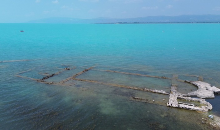 Turkuaza bürünen İznik Gölü mest etti
