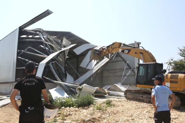 Tahtalı’da 2 kaçak yapı daha yıkıldı