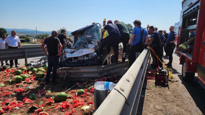 Karpuz yüklü kamyonet refüje çarptı: Ortalık savaş alanına döndü