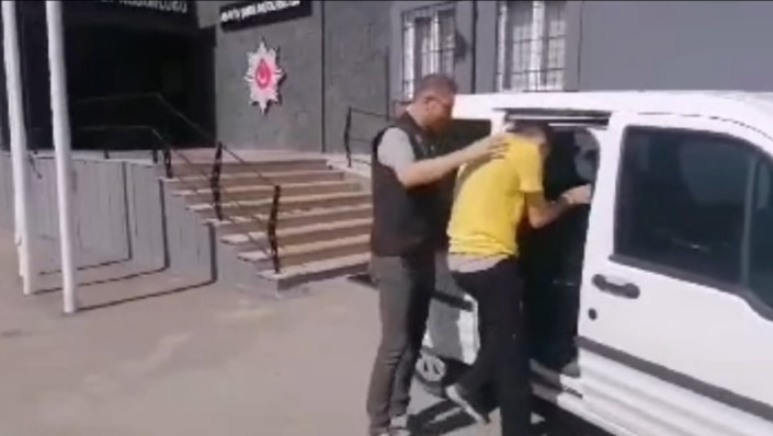 Oto faresini giydiği sarı tişört ele verdi