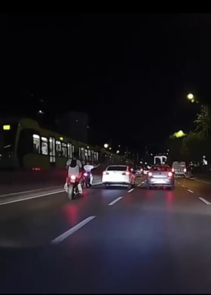 Trafiği tehlikeye soktuğu yetmedi, kontrollü şerit değiştiren aracın aynasını kırdı