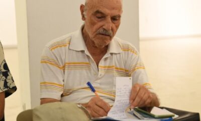 Hatıralarını kaleme almak için 77 yaşında senaryo yazarlığı öğreniyor