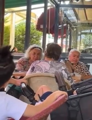 Sıcaktan bunalan kadınların vantilatör kavgası kamerada