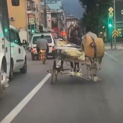 3 tekerli at arabası ile seyahat etti, trafiği tehlikeye attı